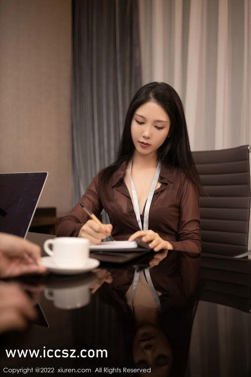 抖娘利世抹油吃瓜图片,太大胆了！